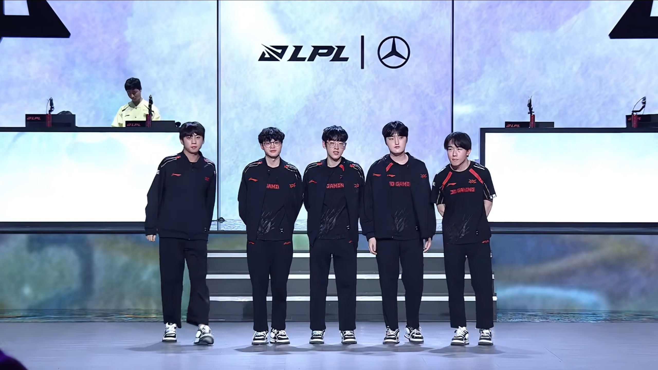 JDG绝杀FLY，ShowMaker打出惊人五杀宿命之战八强赛，强势挺进下一轮的简单介绍