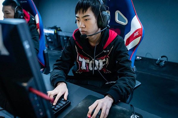 SHR血洗EDG，Crisp操刀奇招英雄翻盘强强对话半决赛，引爆全场热议